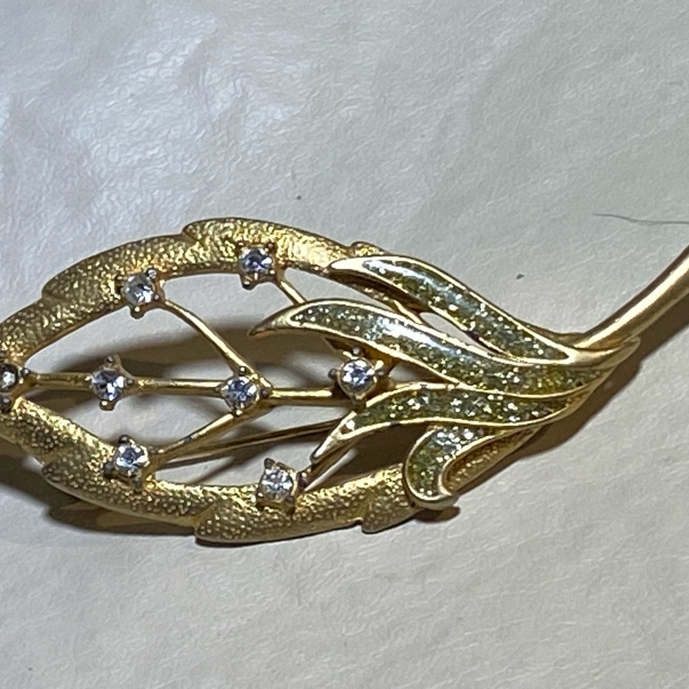 Elegant Gold Leaf Brooch with Crystals
